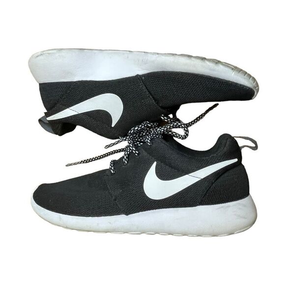 Nike Roshe One Running Shoe Black White Athletic Mesh Upper‎ Sneakers 5 - Picture 6 of 9